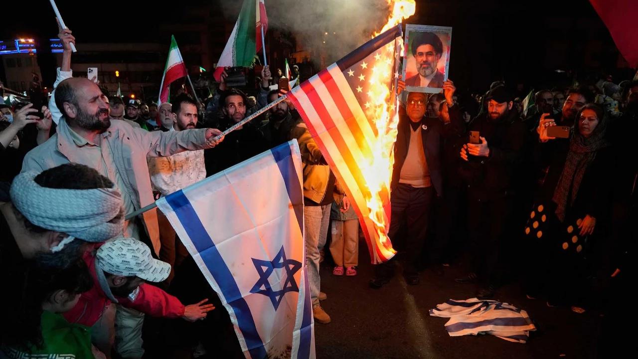 FOTO: Gencatan Senjata Iran dan Amerika Picu Aksi Demonstrans  di Teheran