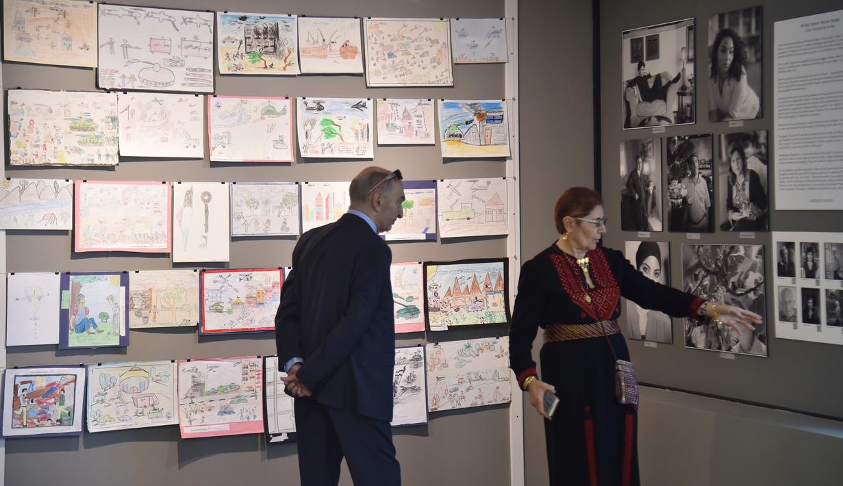 Pengunjung melihat koleksi yang ada di sebuah museum tentang Palestina pada hari pembukaannya di Woodbridge, Amerika Serikat (AS), Minggu (22/4). Museum sebagai media alternatif menyampaikan kepada dunia kebenaran tentang Palestina. (AFP/HECTOR RETAMAL)