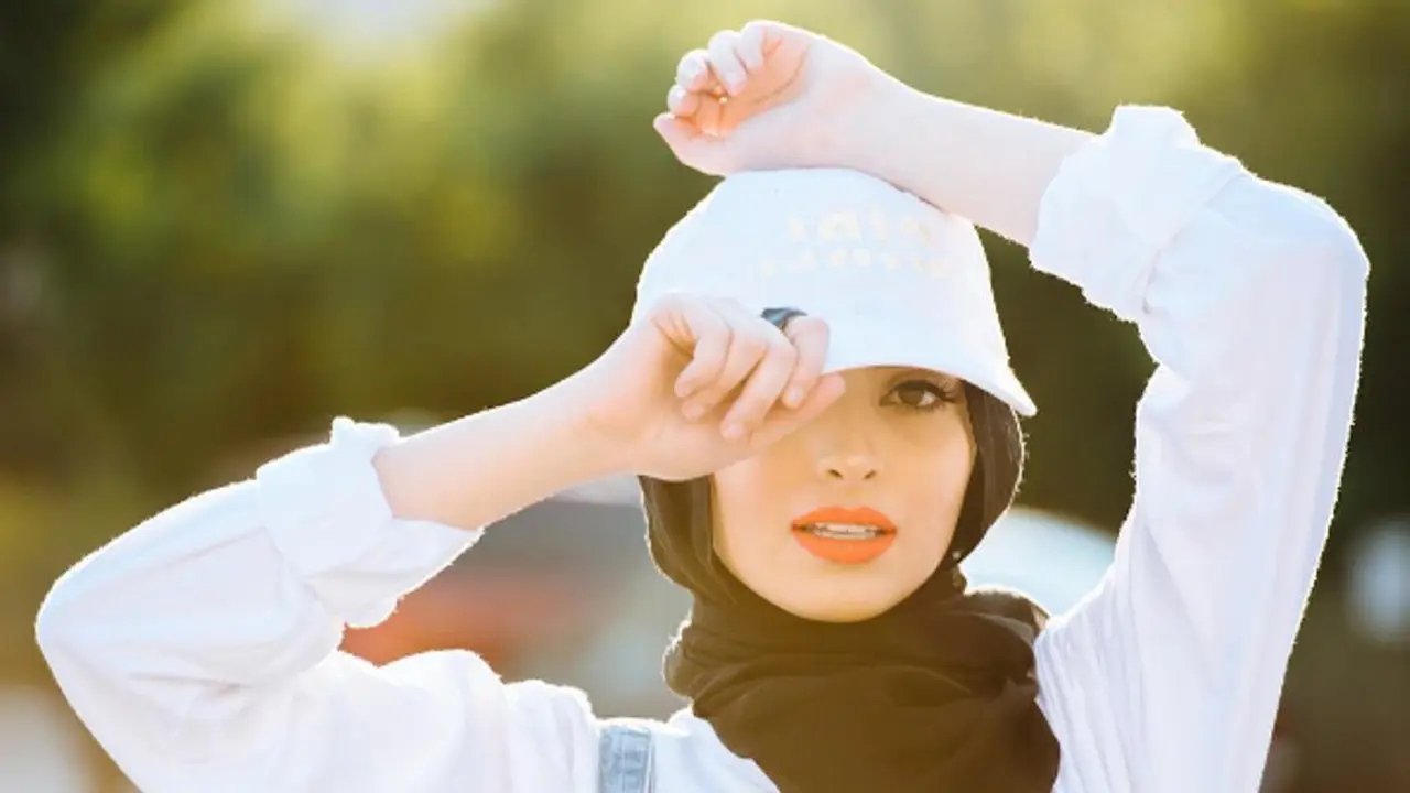 10 Potret Noor Tagouri, Model Playboy Pertama yang Berhijab