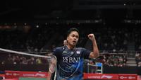 Pebulu tangkis tunggal putra Indonesia Anthony Sinisuka Ginting lolos ke semifinal Singapore Open 2023 setelah mengalahkan Li Shi Feng&nbsp;21-13, 16-21, dan 21-12 di Singapore Indoor Stadium, Jumat (9/6/2023). (foto: PBSI)
