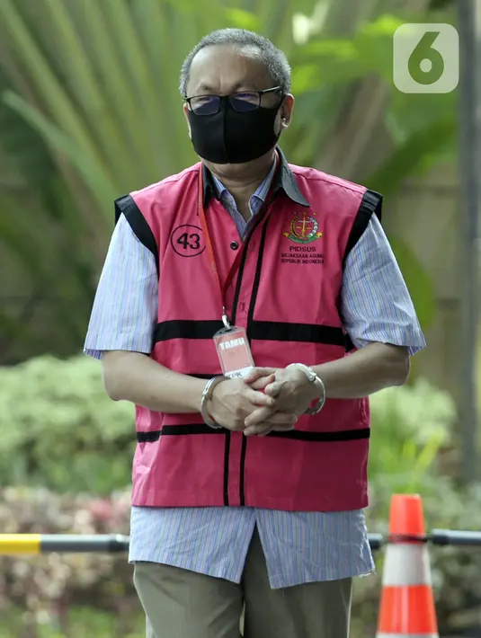 Mantan Dirut PT Danareksa Sekuritas Marciano Herdondrie Herman jelang diperiksa Kejaksaan Agung di Gedung KPK, Jakarta, Kamis (18/6/2020). Marciano diperiksa sebagai tersangka dugaan korupsi pemberian fasilitas pembiayaan PT Danareksa Sekuritas ke PT Evio Securities. (merdeka.com/Dwi Narwoko)