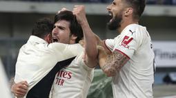 Kemenangan AC Milan di kandang Hellas Verona pada Senin (9/5/2022) tak lepas dari performa apik gelandang mereka, Sandro Tonali (tengah). (LaPresse via AP/Paola Garbuio)