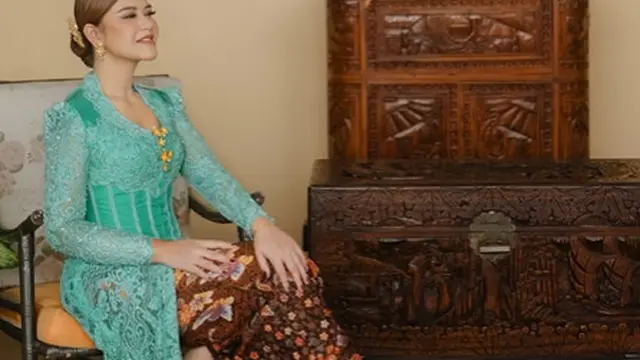 4 Pesona Menawan Kahiyang Ayu yang Ulang Tahun ke-33, Makin Percaya Diri Kenakan Baju Kurung hingga Dress