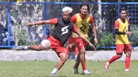 Striker Arema FC, Kushedya Hari Yudo saat latihan dibayangi bek Arema Gitra Yuda. (Iwan Setiawan/Bola.com)