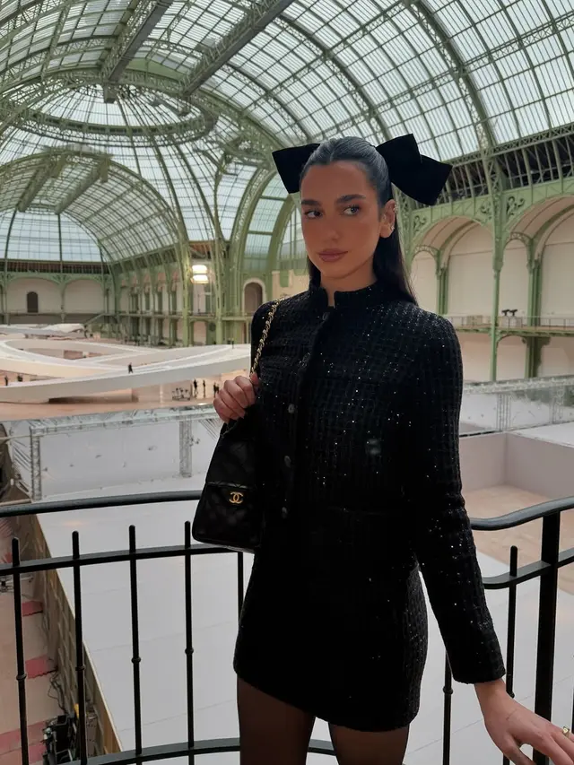 Dua Lipa Pamer Cincin Berlian, Diduga Sudah Tunangan dengan Callum Turner