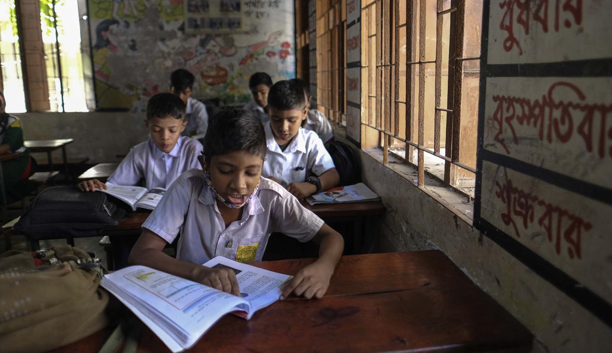 Siswa sekolah menghadiri kelas di Dhaka, Bangladesh, Rabu, 24 Agustus 2022. Sekolah di Bangladesh akan tutup satu hari lagi setiap minggu dan kantor pemerintah serta bank akan mempersingkat hari kerja mereka satu jam untuk mengurangi penggunaan listrik di tengah kekhawatiran kenaikan bahan bakar harga dan dampak perang Ukraina. (AP Photo/Mahmud Hossain Opu)