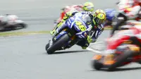 Valentino Rossi berjuang keras di barisan depan. (REUTERS/Hannibal Hanschke)