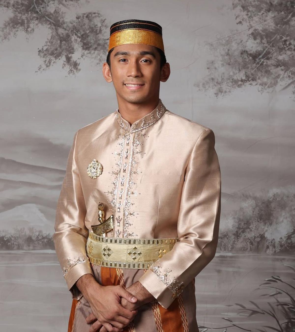 Potret Marini Zumarnis dan Keluarga Pakai Baju Adat Bugis, Penampilan Daffa Wardhana Curi Perhatian