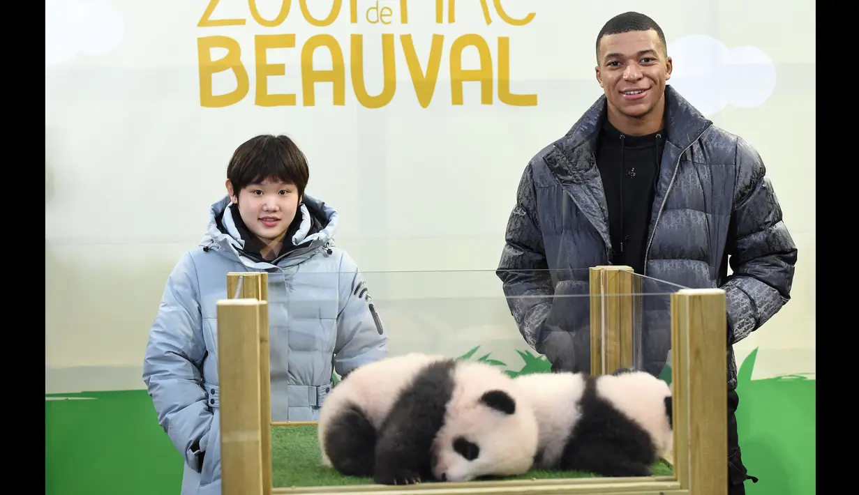 Mbappe hadir dalam upacara di kebun binatang Beauval di Saint-Aignan, bersama peraih medali emas loncat indah Olimpiade China, Zhang Jiaqi. (AFP/Guillaume Souvant)