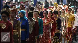 Para PNS wanita menggunakan kostum adat mengikuti upacara memperingati Hari Pendidikan Nasional 2016, Jakarta, Senin (2/5). Upacara diikuti oleh seluruh pegawai kemendikbud dan perwakilan sekolah-sekolah di Jakarta. (Liputan6.com/Faizal Fanani)