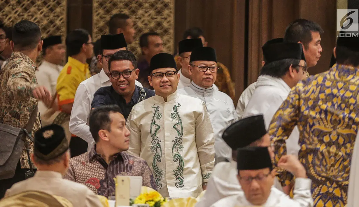 Ketum PKB Muhaimin Iskandar tiba untuk menghadiri acara Buka Puasa Bersama Partai Golkar, di Jakarta, Minggu (19/5/2019). Kegiatan tersebut mengangkat tema Menjemput Kemenangan Ramadan. (Liputan6.com/Faizal Fanani)