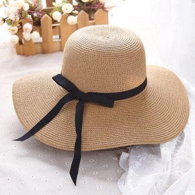 Floppy Hat untuk Kesan Feminim