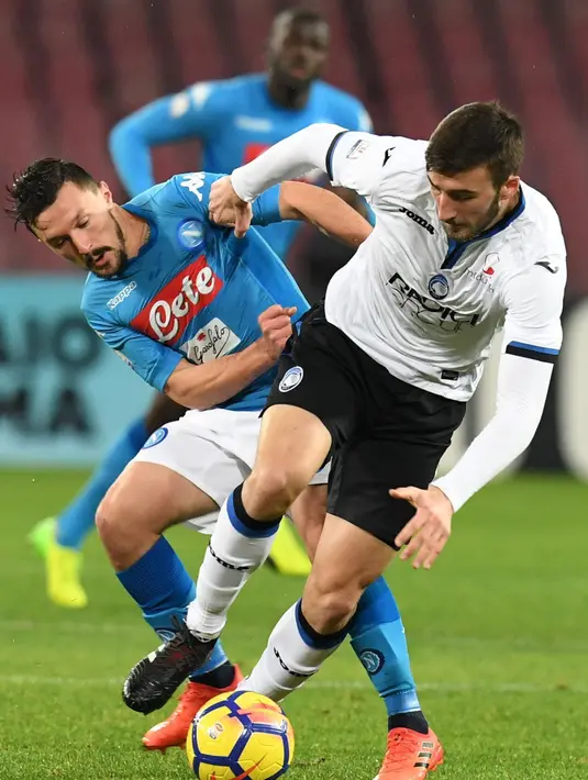 Pemain Napoli, Mario Rui (kiri) berebut bola dengan pemain Atalanta, Bryan Cristante pada laga perempat final Coppa Italia di San Paolo stadium, Naples, (2/1/2018). Napoli kalah dari Atalanta 1-2. (Ciro Fusco/ANSA via AP)
