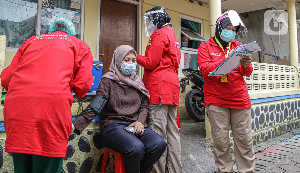Petugas medis mengecek kesehatan warga sebelum divaksin COVID-19 di Bogor, Jawa Barat, Rabu (14/7/2021). BIN menggelar vaksinasi Covid-19 secara door to door kepada warga di 14 provinsi dan menyasar 19.000 warga. (Liputan6.com/Faizal Fanani)