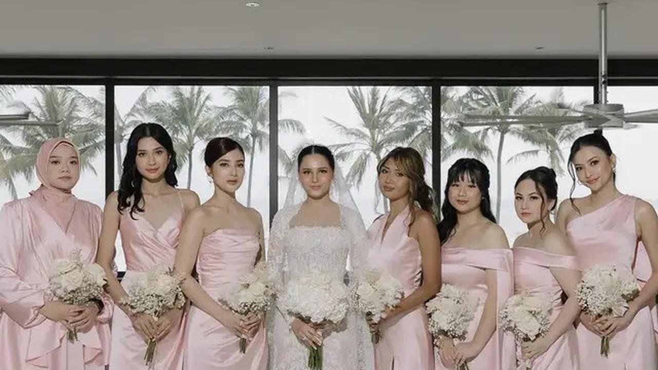 7 Potret Mikha Tambayong Jadi Bridesmaid di Pernikahan Yunita Siregar, Menawan