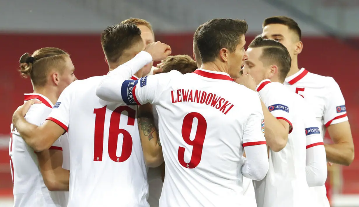 Para pemain Polandia merayakan gol ke gawang Belanda pada laga UEFA Nations League di Stadion Silesian, Kamis (19/11/2020). Belanda menang dengan skor 2-1. (AP/Czarek Sokolowski)
