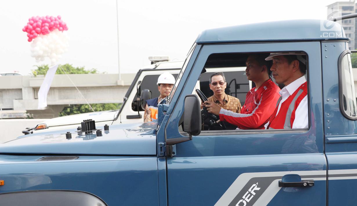 Presiden Joko Widodo (Jokowi) berada di dalam mobil jip seusai meresmikan jalan Tol Bekasi-Cawang-Kampung Melayu (Becakayu), Jumat (3/11). Bersama rombongan, Jokowi konvoi menjajal ruas tol Becakayu tersebut. (Liputan6.com/Angga Yuniar)