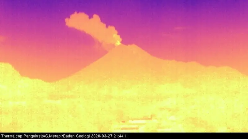 Gunung Merapi kembali meletus pada Jumat malam, 27 Maret 2020 setelah pagi tadi juga mengalami letusan. (Foto: Liputan6.com/Wisnu Wardhana)