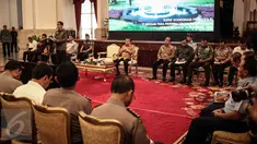  Presiden Joko Widodo memberikan paparan saat rakor dengan Pangdam-Kapolda serta perwira tinggi TNI-Polri di Istana Negara, Jakarta, Senin (24/10). Rakor membahas dua hal yaitu terkait pungli dan Pilkada Serentak 2017. (Liputan6.com/Faizal Fanani)