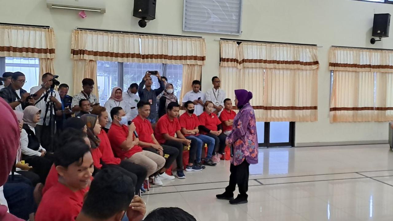 Risma mengatakan, pihaknya akan memberikan bantuan. Bantuan dari Kemensos, di antaranya untuk mengganti biaya pinjaman korban yang dipakai untuk berangkat ke New Zealand.