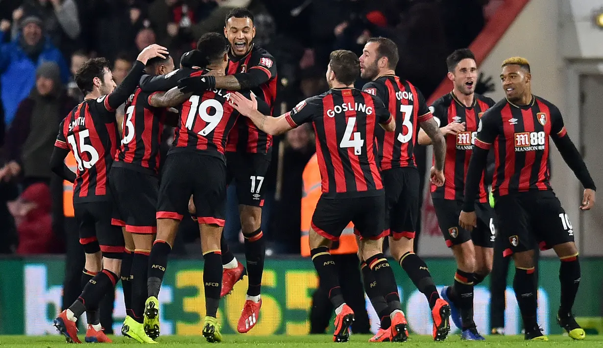Striker Bournemouth, Joshua King (lima kiri) melakukan selebrasi bersama teman-temannya usai mencetak gol ke gawang Chelsea pada lanjutan pekan ke-24 Premier League 2018-2019 di Bournemouth, Inggris, Rabu (30/1). Chelsea kalah 4-0. (Glyn KIRK/AFP)