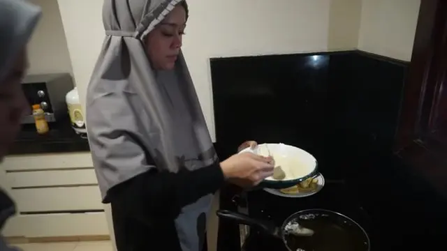 Pasangan Romantis, Ini 7 Momen Lesti Kejoran Masak Buat Rizky Billar