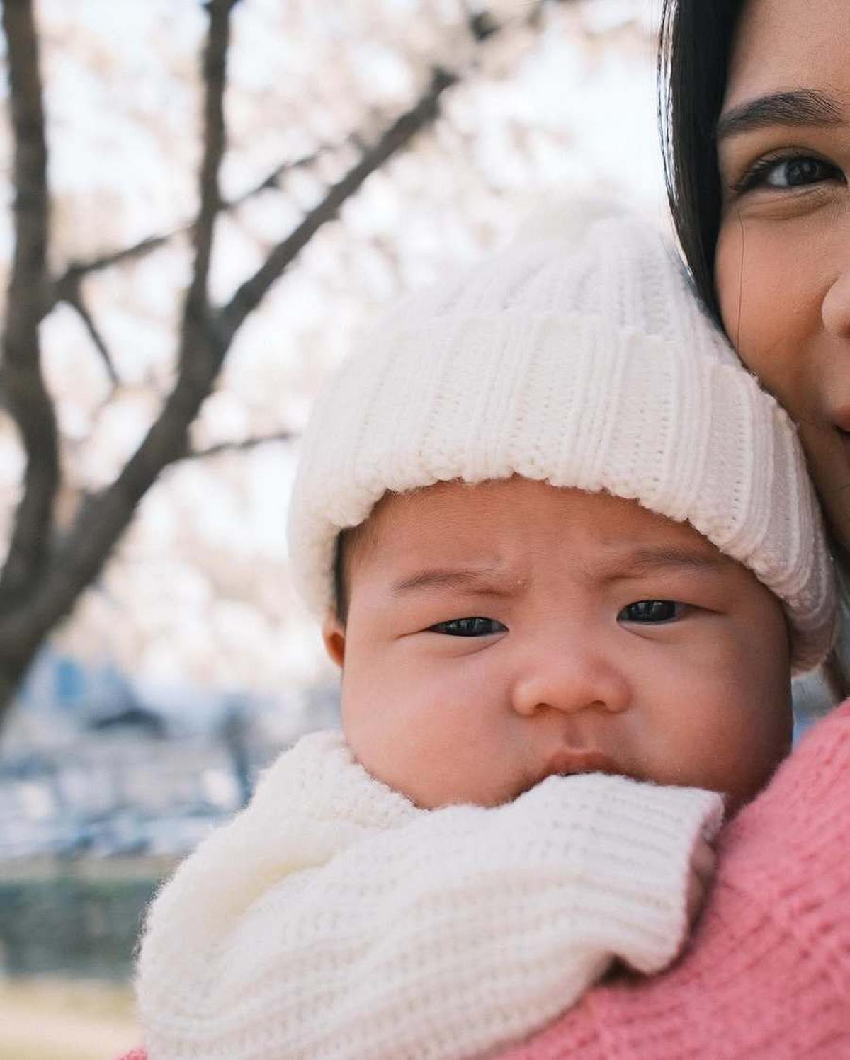 7 Potret Baby Noa Cucu Helmy Yahya Kencan Perdana Bareng Orangtua, Asyik Jalan-jalan ke Taman Bunga Sakura - Pipi Tembem Bikin Gemas