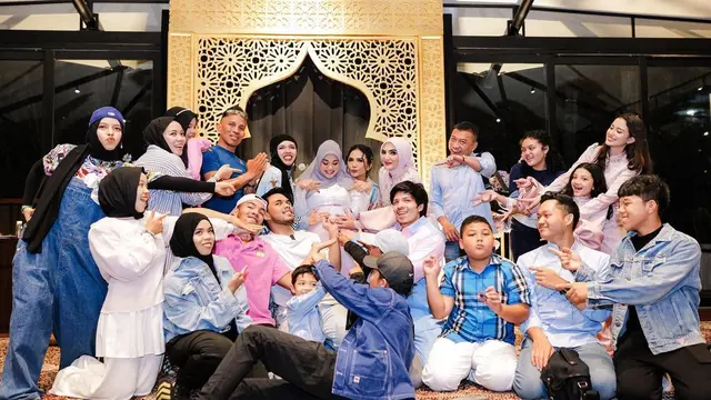 Suasana pesta gender reveal kehamilan Aurel Hermansyah (Foto: Instagram attahalilintar)