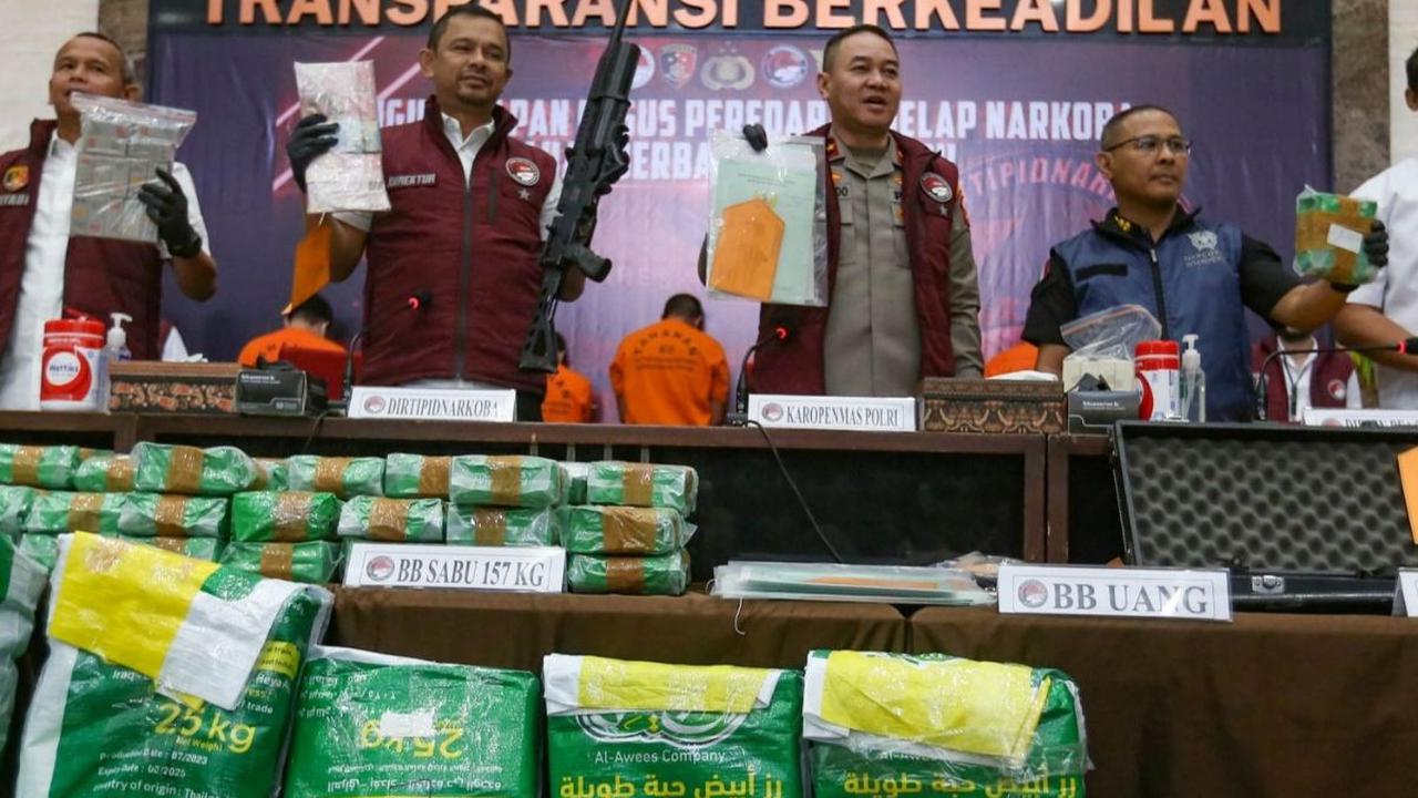 Karopenmas Mabes Polri, Brigjen Pol Trunoyudo Wisnu Andiko, bersama Direktur Tindak Pidana Narkoba Bareskrim Polri, Brigjen Mukti Juharsa, mengumumkan hasil pengungkapan peredaran narkoba jaringan internasional dalam konferensi pers yang digelar di Baresk