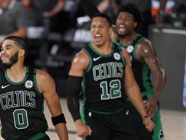 Pebasket Boston Celtics, Jayson Tatum, melakukan selebrasi usai memasukan bola saat melawan Toronto Raptors pada semifinal playoff Wilayah Timur NBA, Rabu (2/9/2020). Celtics menang dengan skor 102-99. (AP Photo/Mark J. Terrill)