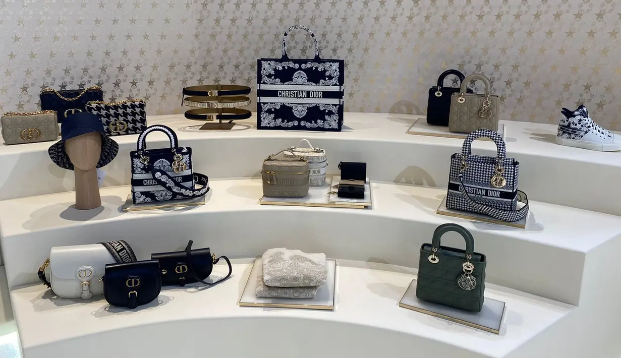 Hadir juga koleksi aksesori, tas dan sepatu dengan sentuhan warna biru, putih, hitam dan keabuan.