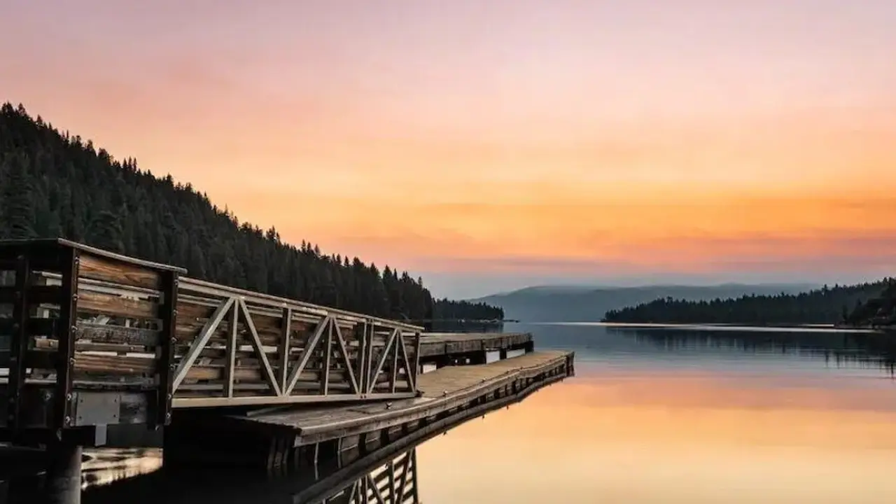 Danau dengan Air Paling Jernih di Dunia yang Bikin Terpukau