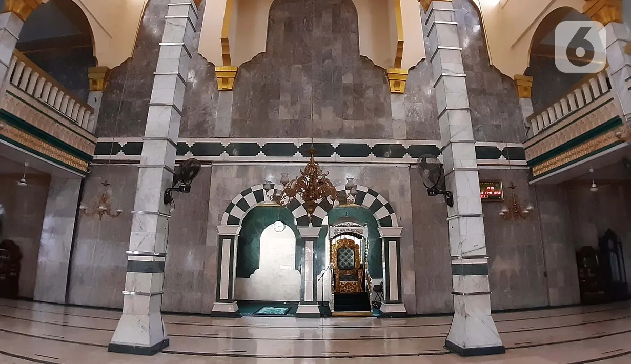 Suasana Masjid Jami' Al Munawwar, Jakarta, Kamis (7/5/2020). Meski di tengah ancaman pandemi COVID-19, sejumlah umat muslim tetap memanfaatkan Masjid Jami' Al Munawwar untuk melaksanakan ibadah di bulan suci Ramadan 1441 H. (Liputan6.com/Helmi Fithriansyah)
