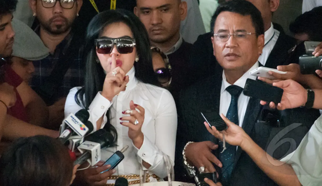 Salah satu gaya Syahrini saat memberikan keterangan kepada wartawan usai menjalani pemeriksaan di Bareskrim, Jakarta, Senin (2/3/2015). Ia diperiksa terkait kasus Ketua KPK nonaktif Abraham Samad dan Feriyani Lim. (Liputan6.com/Yoppy Renato)