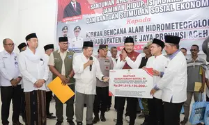 Ketua Satgas PRR Muhammad Tito Karnavian bersama Menteri Sosial Saifullah Yusuf saat menyalurkan bantuan sosial untuk korban banjir Sumatera. (Liputan6.com/ Dok Ist)