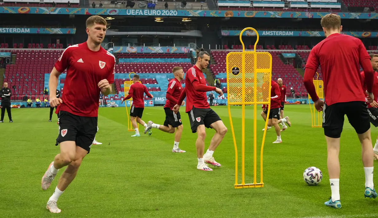 Pemain Wales Gareth Bale (tengah) bersama rekan setimnya berlatih di Johan Cruyff Arena, Amsterdam, Belanda, Jumat (25/6/2021). Wales akan melawan Denmark pada pertandingan babak 16 besar Euro 2020. (AP Photo/Peter Dejong)