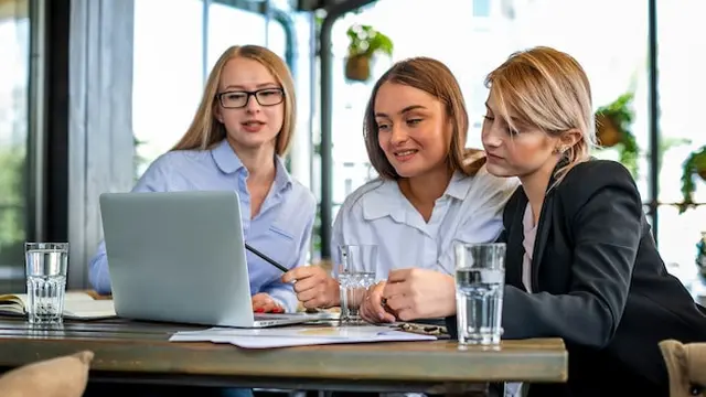 illustrasi wanita bekerja