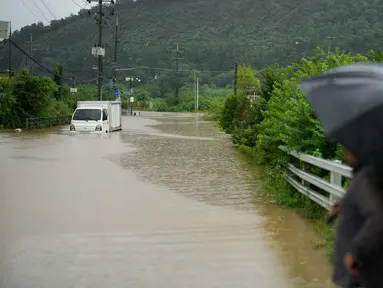 Sebuah mobil terendam air banjir akibat hujan deras di Paju, Korea Selatan, Kamis 18 Juli 2024. (AP Photo/Lee Jin-man)