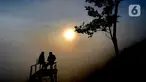 Pengunjung menunggu hilangnya kabut yang menutupi kawasan Gunung Luhur di Desa Citorek Kidul, Kecamatan Cibeber, Kabupaten Lebak, Banten, Sabtu (23/11/2019). Wisata “Negeri Di Atas Awan” yang sempat tutup sementara sejak September 2019 lalu ini kembali ramai oleh wisawatan. (merdeka.com/Arie Basuki)