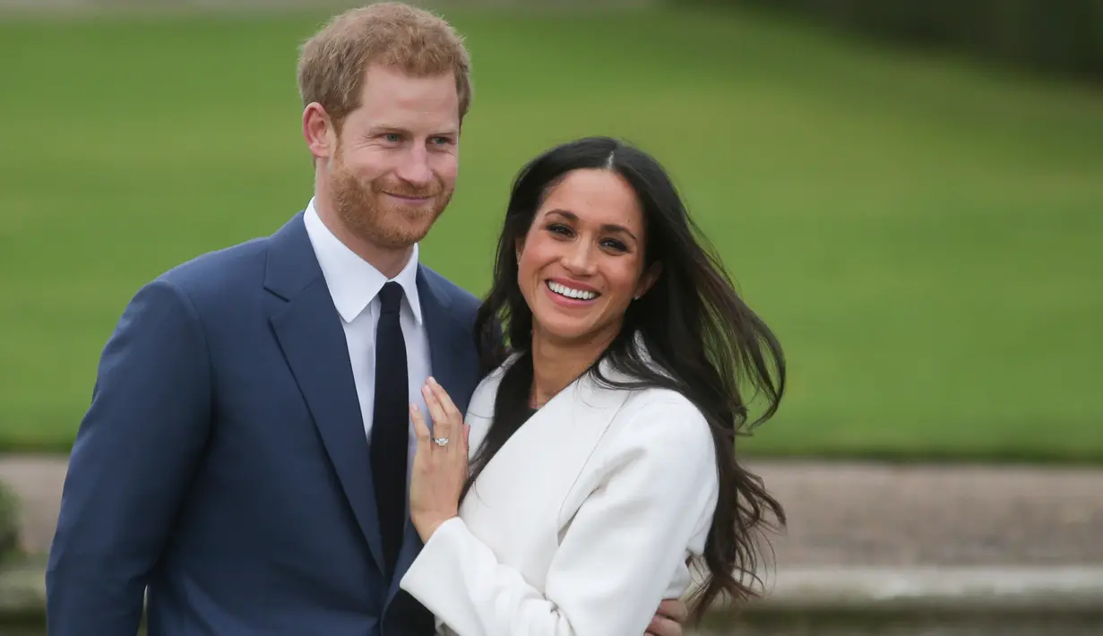 Pangeran Harry dan aktris AS, Meghan Markle berpose untuk media saat mengumumkan pertunangan mereka di Kensington Palace, London, Senin (27/11). Pangeran Harry dan Meghan Markle akan menikah pada musim semi 2018 mendatang. (DANIEL LEAL-OLIVAS/AFP)