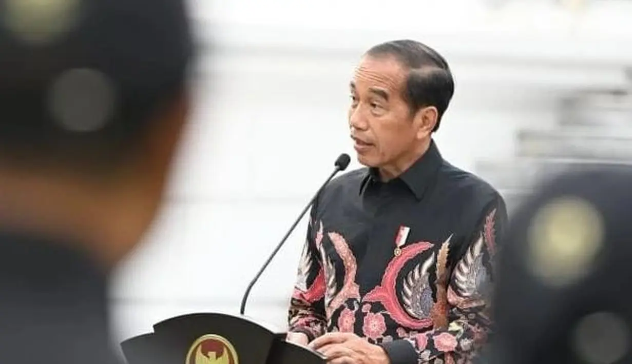 Presiden Jokowi tampil mengenakan batik hitam dengan corak bernuansa merah muda yang semarak. [Foto: Instagram/jokowi]