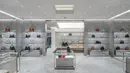 Ruang ritel ini menghadirkan rangkaian lengkap. Dari mulai koleksi pakaian siap pakai & aksesori Givenchy untuk wanita, pria, dan anak-anak. One stop shopping solution untuk semua kalangan.  [ Foto: dok Givenchy.]