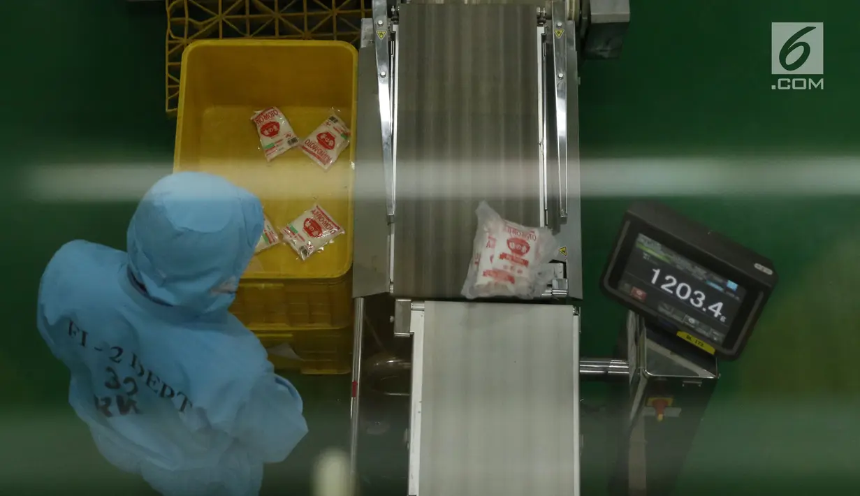Pekerja mengawasi proses pengemasan produk Ajinomoto di Pabrik Ajinomoto, Mojokerto, Jawa Timur, Kamis (29/11). Sekitar 30 hingga 40 persen produk Ajinomoto diekspor ke Jepang, Korea dan lainnya. (Liputan6.com/Helmi Fithriansyah)