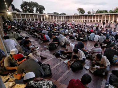 Umat muslim buka puasa bersama di Masjid Istiqlal, Jakarta, Senin (6/5/2019). Pengurus Masjid Istiqlal menyiapkan 3.500 nasi  kotak setiap harinya selama Ramadan. (Liputan6.com/Faizal Fanani)