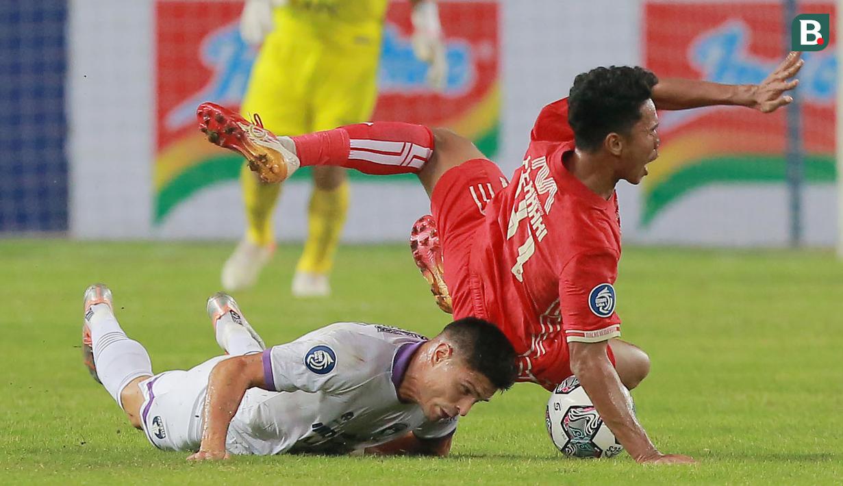 Pemain berusia 19 tahun itu tampil disiplin dan tanpa kompromi untuk mengamankan pertahanan Persija. (Bola.com/M Iqbal Ichsan)