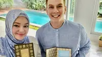 Bertrand Antolin dan Dewi Sandra mewakafkan sebanyak 3.400 Alquran. (dok. Instagram @bertrand1407/https://www.instagram.com/p/CFZElLOhIcd/