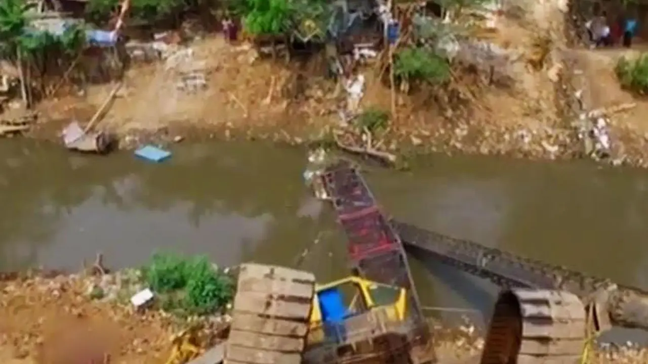Polisi Olah TKP Crane Ambruk di Kampung Pulo