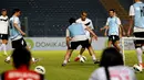 Beberapa fans terlihat menyaksikan sesi latihan terbuka tim Football Legends di Stadion GBK Jakarta, (6/6/2014). (Liputan6.com/Helmi Fithriansyah)