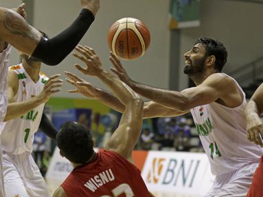 Arki Wisnu berebut bola dengan Yadwinder Singh (14) asal India pada penyisihan Grup A turnamen invitasi sebagai ajang test event Asian Games 2018 di Hall Basket Senayan pada Jumat (9/2/2018) (Bola.com/Peksi Cahyo)