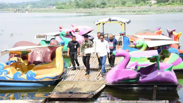 Didamping Menteri PUPR Basuki hadi Sukomuldjo, Presiden Jokowi nampak meninjau area revitalisasi wisata Situ bagendit, Garut, Jawa Barat